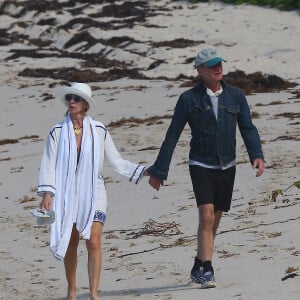 Sting et sa femme Trudie Styler se promènent à la plage main dans la main à Saint-Barthélémy le 18 mars 2016