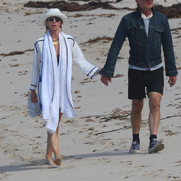 Sting et sa femme Trudie Styler se promènent à la plage main dans la main à Saint-Barthélémy le 18 mars 2016