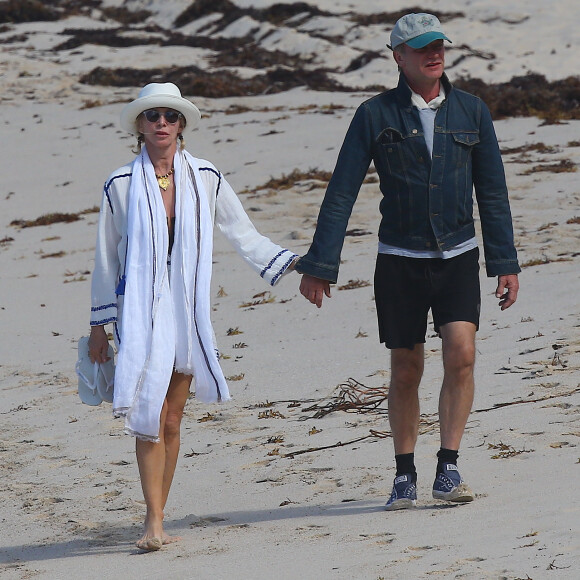 Sting et sa femme Trudie Styler se promènent à la plage main dans la main à Saint-Barthélémy le 18 mars 2016