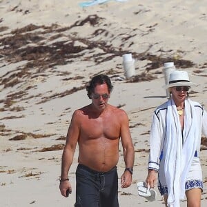 Sting et sa femme Trudie Styler se promènent à la plage main dans la main à Saint-Barthélémy le 18 mars 2016