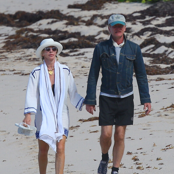 Sting et sa femme Trudie Styler se promènent à la plage main dans la main à Saint-Barthélémy le 18 mars 2016