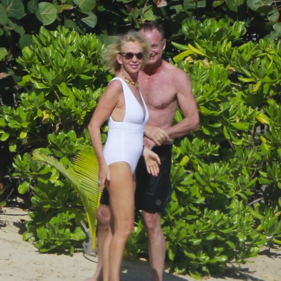 Semi-exclusif - Le chanteur Sting et sa femme Trudie Styler en vacances sur une plage de Saint-Barthélemy le 17 mars 2016.