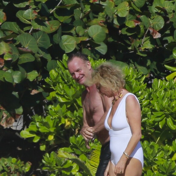 Semi-exclusif - Le chanteur Sting et sa femme Trudie Styler en vacances sur une plage de Saint-Barthélemy le 17 mars 2016.