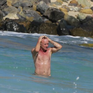 Semi-exclusif - Le chanteur Sting et sa femme Trudie Styler en vacances sur une plage de Saint-Barthélemy le 17 mars 2016.