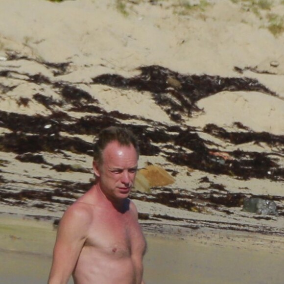 Semi-exclusif - Le chanteur Sting et sa femme Trudie Styler en vacances sur une plage de Saint-Barthélemy le 17 mars 2016.