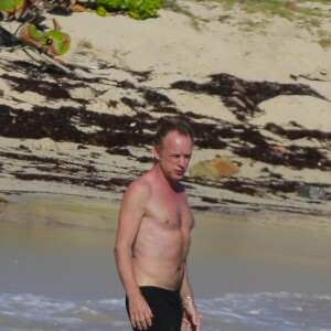 Semi-exclusif - Le chanteur Sting et sa femme Trudie Styler en vacances sur une plage de Saint-Barthélemy le 17 mars 2016.