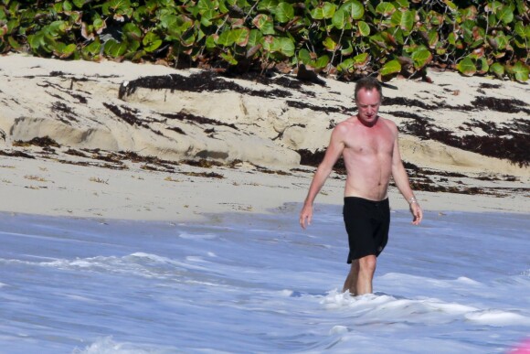 Semi-exclusif - Le chanteur Sting et sa femme Trudie Styler en vacances sur une plage de Saint-Barthélemy le 17 mars 2016. Semi-exclusive - For Germany call for price - Sting and his wife Trudie Styler on vacation in Saint-Barthélem on march 17, 2016.17/03/2016 - Saint-Barthélemy