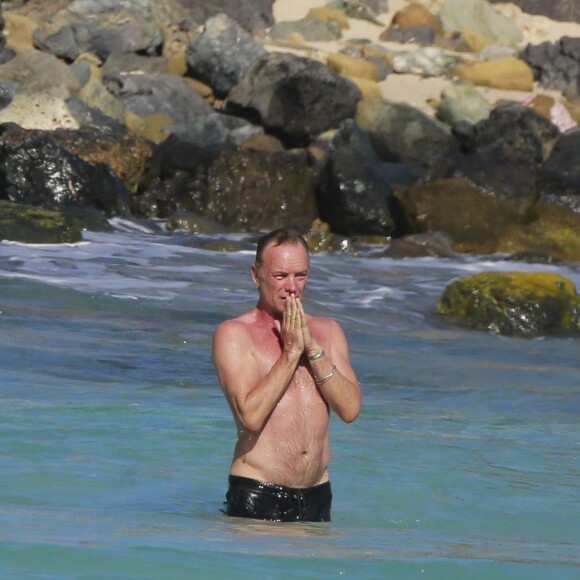 Semi-exclusif - Le chanteur Sting et sa femme Trudie Styler en vacances sur une plage de Saint-Barthélemy le 17 mars 2016.