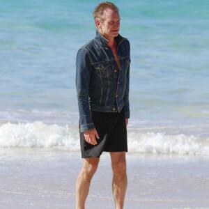 Semi-exclusif - Le chanteur Sting et sa femme Trudie Styler se promènent sur une plage de Saint-Barthélemy le 16 mars 2016.