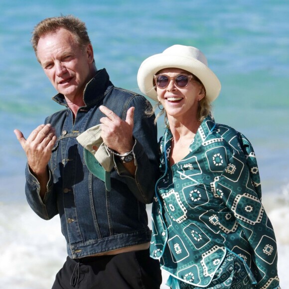 Semi-exclusif - Le chanteur Sting et sa femme Trudie Styler se promènent sur une plage de Saint-Barthélemy le 16 mars 2016.