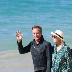 Semi-exclusif - Le chanteur Sting et sa femme Trudie Styler se promènent sur une plage de Saint-Barthélemy le 16 mars 2016.