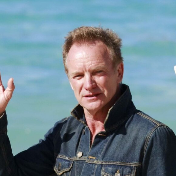 Semi-exclusif - Le chanteur Sting et sa femme Trudie Styler se promènent sur une plage de Saint-Barthélemy le 16 mars 2016.
