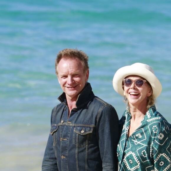 Semi-exclusif - Le chanteur Sting et sa femme Trudie Styler se promènent sur une plage de Saint-Barthélemy le 16 mars 2016.