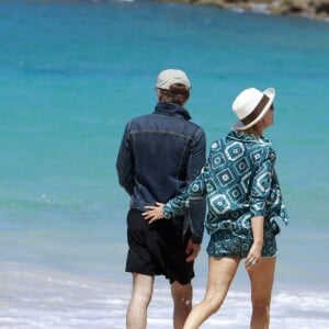 Semi-exclusif - Le chanteur Sting et sa femme Trudie Styler se promènent sur une plage de Saint-Barthélemy le 16 mars 2016.