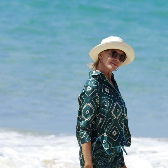 Semi-exclusif - Le chanteur Sting et sa femme Trudie Styler se promènent sur une plage de Saint-Barthélemy le 16 mars 2016.