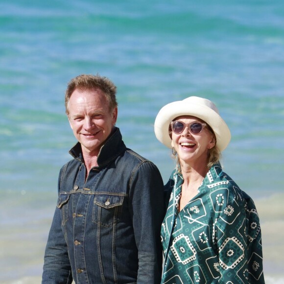 Semi-exclusif - Le chanteur Sting et sa femme Trudie Styler se promènent sur une plage de Saint-Barthélemy le 16 mars 2016.