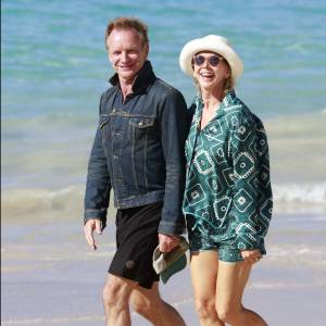 Semi-exclusif - Le chanteur Sting et sa femme Trudie Styler se promènent sur une plage de Saint-Barthélemy le 16 mars 2016.