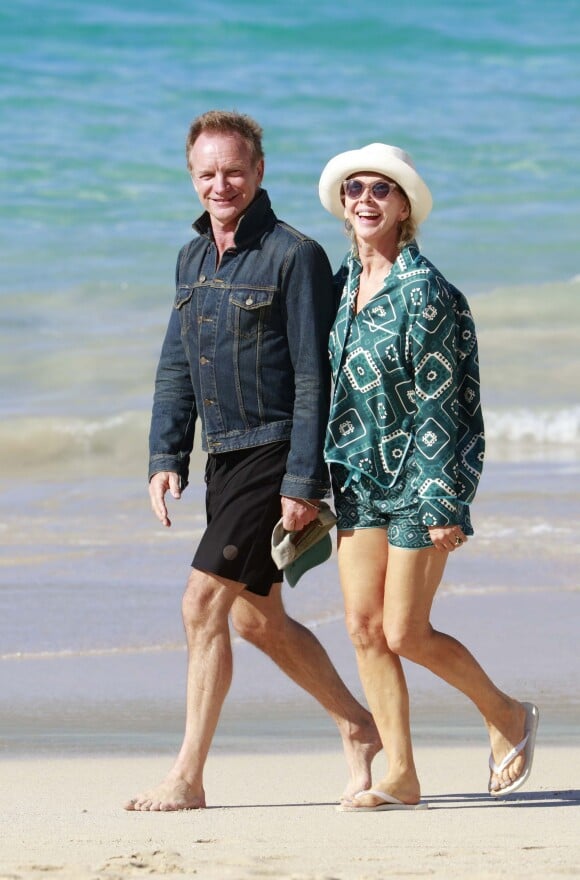 Semi-exclusif - Le chanteur Sting et sa femme Trudie Styler se promènent sur une plage de Saint-Barthélemy le 16 mars 2016.