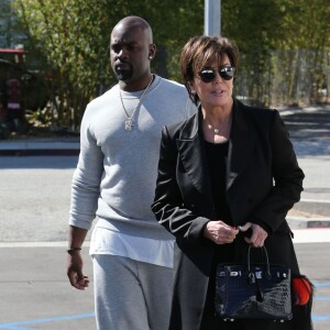 Khloe Kardashian se promène avec sa mère Kris Jenner et son compagnon Corey Gamble dans les rues de Van Nuys, le 23 mars 2016