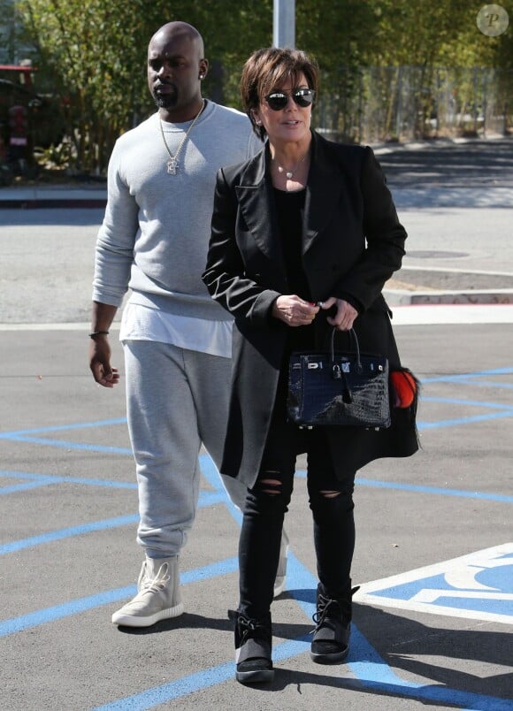 Khloe Kardashian se promène avec sa mère Kris Jenner et son compagnon Corey Gamble dans les rues de Van Nuys, le 23 mars 2016