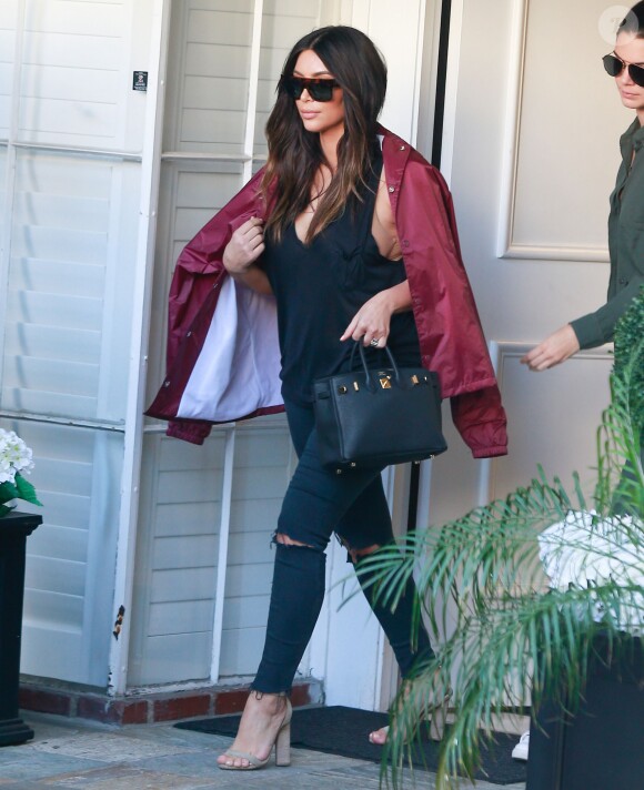 Lim Kardashian quitte le centre medical Epione à Beverly Hills le 18 Mars 2016.