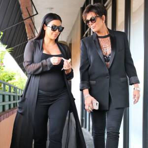 Kim Kardashian enceinte va déjeuner au restaurant avec sa mère Kris Jenner puis se rend chez le médecin à Beverly Hills, le 25 août 2015. © CPA/Bestimage