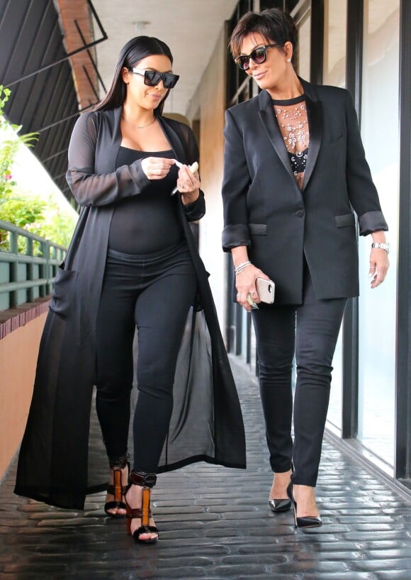 Kim Kardashian enceinte va déjeuner au restaurant avec sa mère Kris Jenner puis se rend chez le médecin à Beverly Hills, le 25 août 2015. © CPA/Bestimage