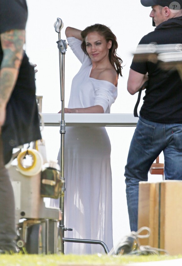 Exclusif - Jennifer Lopez tourne une publicité en robe blanche à Los Angeles le 22 mars 2016. © CPA / Bestimage