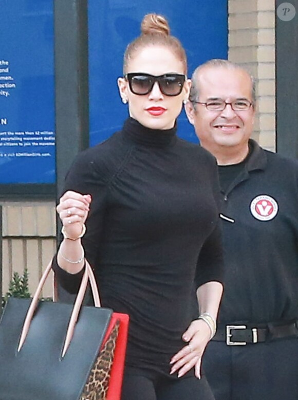 Jennifer Lopez fait du shopping chez Barney à Los Angeles le 4 Mars 2016.