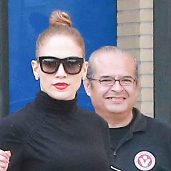 Jennifer Lopez fait du shopping chez Barney à Los Angeles le 4 Mars 2016.