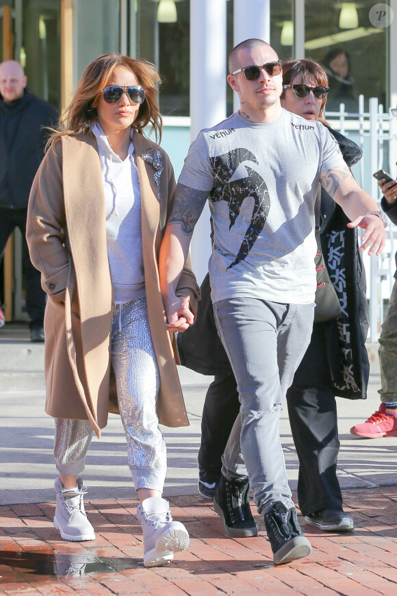 Jennifer Lopez et Casper Smart se promènent, main dans la main, dans les rues de New York, le 2 mars 2016