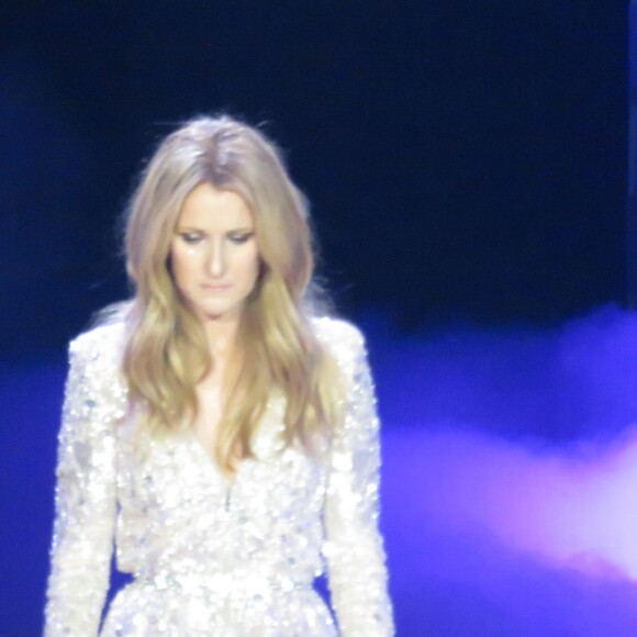 Semi-exclusif - Un peu plus d'un mois après le décès de son mari René Angélil, Céline Dion est remontée sur scène au Caesars Palace à Las Vegas le 23 février 2016. Elle en a profité pour rendre un vibrant hommage à l'homme de sa vie. La chanteuse en deuil a décidé d'interpréter une de ses chansons "All by Myself" mais après avoir atteint la fameuse note, très émue, la voix tremblante, elle n'a pu retenir ses larmes avant la fin de son interprétation, elle a donc quitté la scène car l'émotion était trop forte.