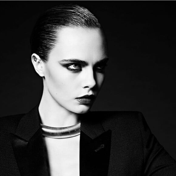 Cara Delevingne pose en "Smoking Saint Laurent" pour "La collection de Paris" de Saint Laurent Paris. Mars 2016.