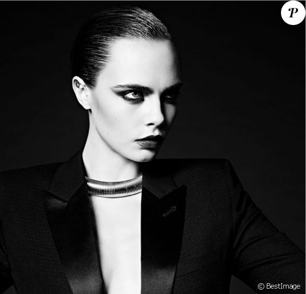 Cara Delevingne pose en "Smoking Saint Laurent" pour "La collection de Paris" de Saint Laurent Paris. Mars 2016.