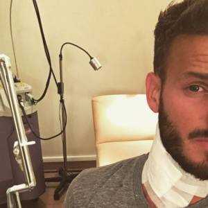 M. Pokora en pleine séance de détatouage : il fait part de sa souffrance sur son compte Instagram, le 2 avril 2016