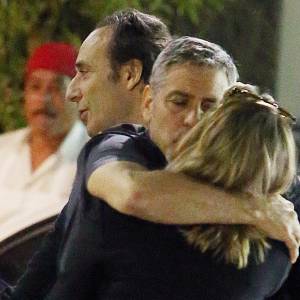 Exclusif - George Clooney embrasse une inconnue sur le parking du restaurant Sushi Asanebo, à Los Angeles, le 16 mars 2016.