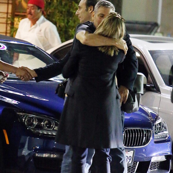 Exclusif - George Clooney embrasse une inconnue sur le parking du restaurant Sushi Asanebo, à Los Angeles, le 16 mars 2016.