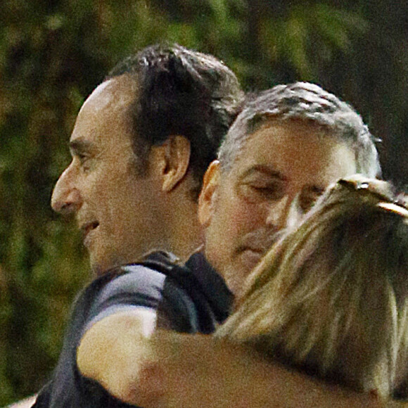 Exclusif - George Clooney embrasse une inconnue sur le parking du restaurant Sushi Asanebo, à Los Angeles, le 16 mars 2016.