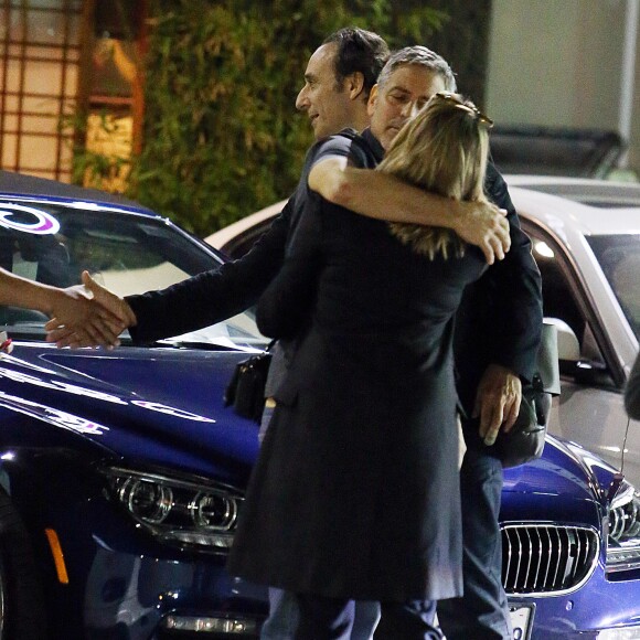 Exclusif - George Clooney embrasse une inconnue sur le parking du restaurant Sushi Asanebo, à Los Angeles, le 16 mars 2016.