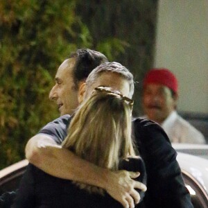 Exclusif - George Clooney embrasse une inconnue sur le parking du restaurant Sushi Asanebo, à Los Angeles, le 16 mars 2016.