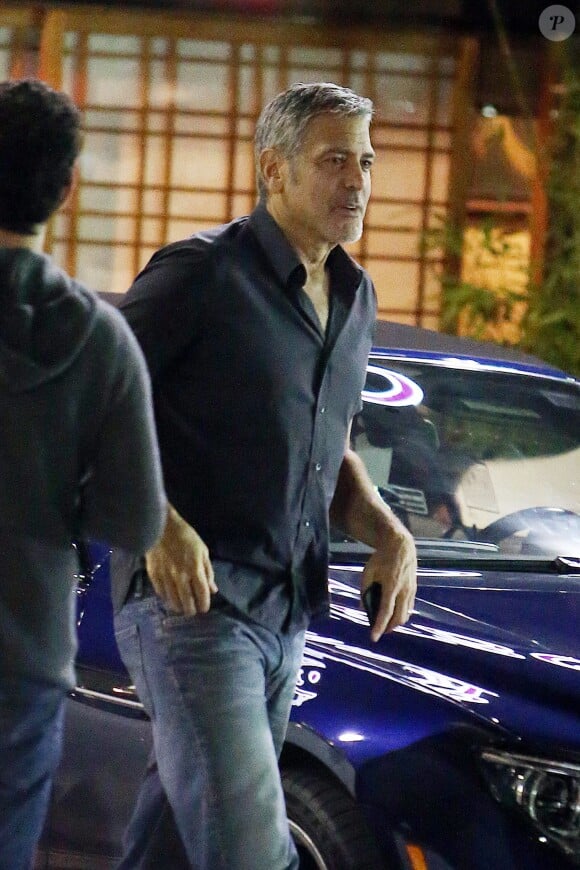 Exclusif - George Clooney sur le parking du restaurant Sushi Asanebo, à Los Angeles, le 16 mars 2016.