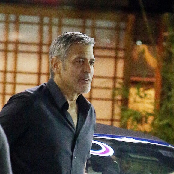 Exclusif - George Clooney embrasse une inconnue sur le parking du restaurant Sushi Asanebo, à Los Angeles, le 16 mars 2016.