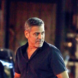 Exclusif - George Clooney embrasse une inconnue sur le parking du restaurant Sushi Asanebo, à Los Angeles, le 16 mars 2016.