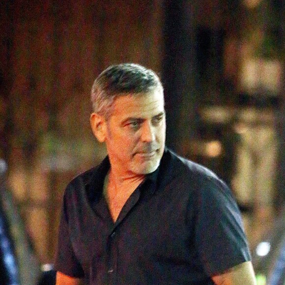 Exclusif - George Clooney embrasse une inconnue sur le parking du restaurant Sushi Asanebo, à Los Angeles, le 16 mars 2016.