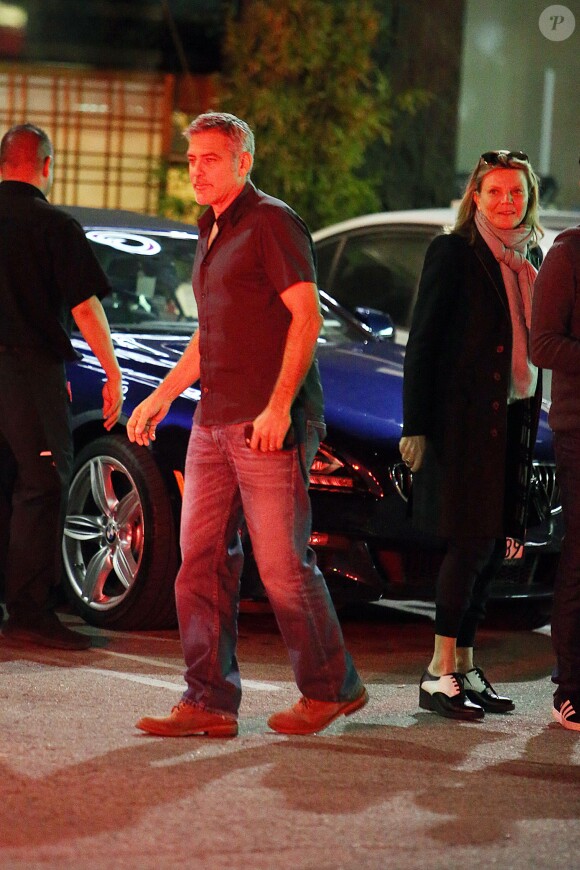 Exclusif - L'acteur George Clooney et une inconnue sur le parking du restaurant Sushi Asanebo, à Los Angeles, le 16 mars 2016.