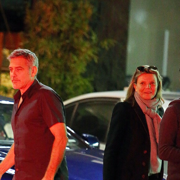 Exclusif - L'acteur George Clooney et une inconnue sur le parking du restaurant Sushi Asanebo, à Los Angeles, le 16 mars 2016.