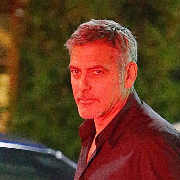 Exclusif - George Clooney embrasse une inconnue sur le parking du restaurant Sushi Asanebo, à Los Angeles, le 16 mars 2016.