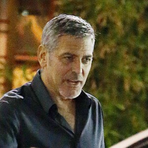 Exclusif - George Clooney embrasse une inconnue sur le parking du restaurant Sushi Asanebo, à Los Angeles, le 16 mars 2016.