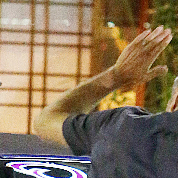 Exclusif - George Clooney embrasse une inconnue sur le parking du restaurant Sushi Asanebo, à Los Angeles, le 16 mars 2016.