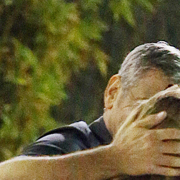 Exclusif - George Clooney embrasse chaleureusement une inconnue sur le parking du restaurant Sushi Asanebo, à Los Angeles, le 16 mars 2016.